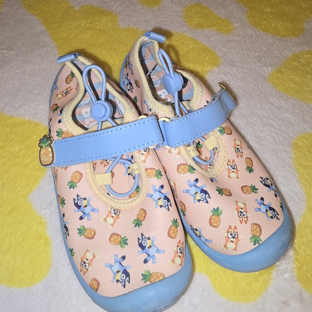 Bluey Pineapple Print Water Shoes with Blue Trim size 11/12